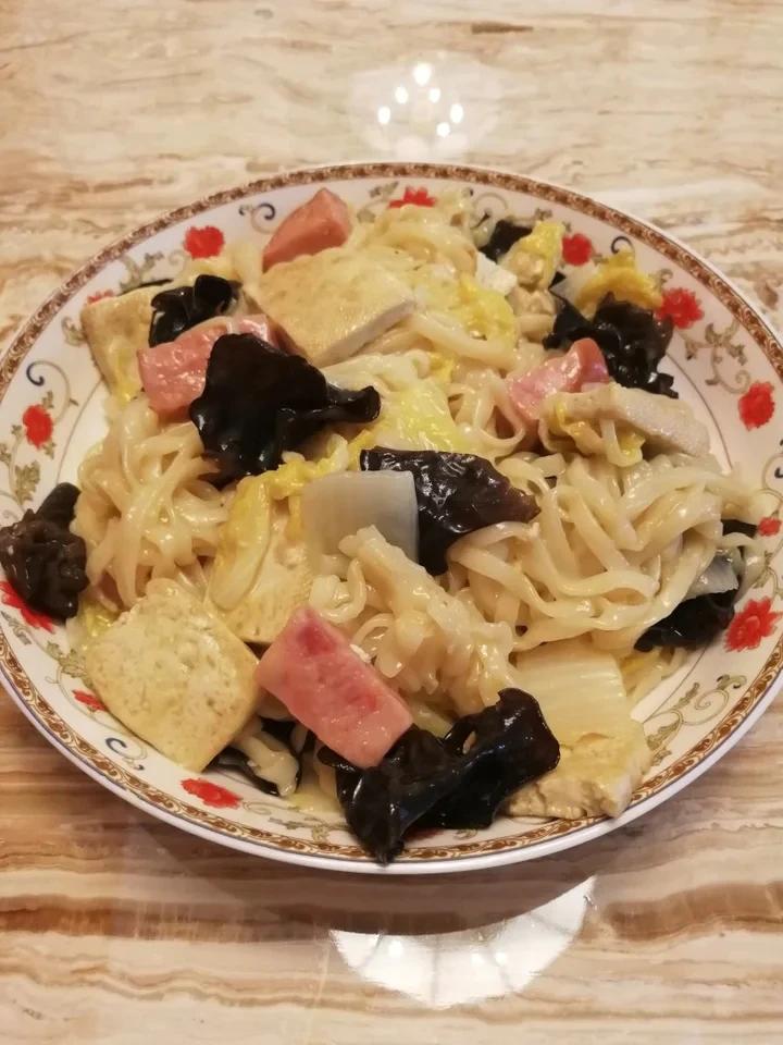 白菜木耳豆腐荞麦面