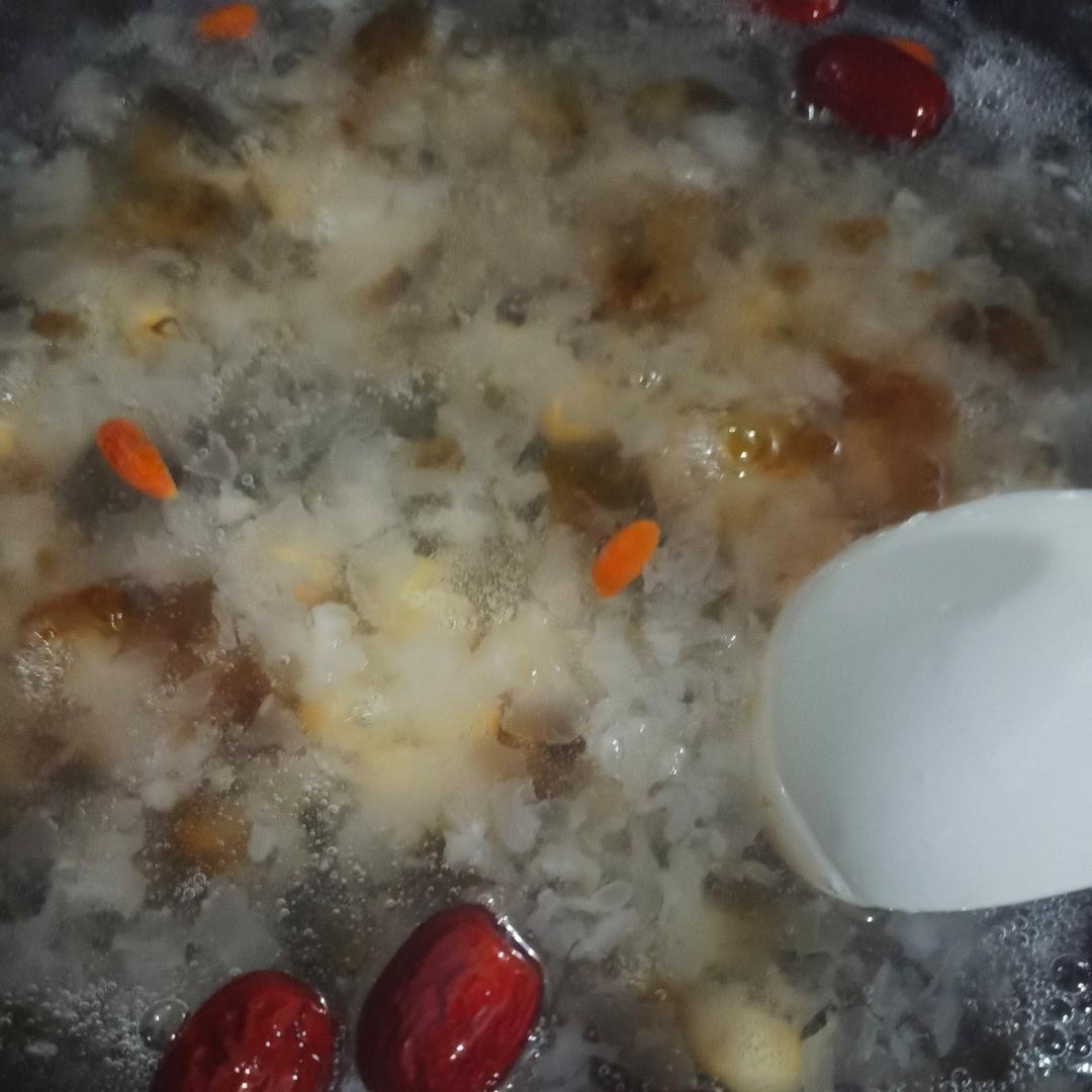 秋天里的第一碗糖水，水晶果冻一般的红枣雪耳莲子桃胶