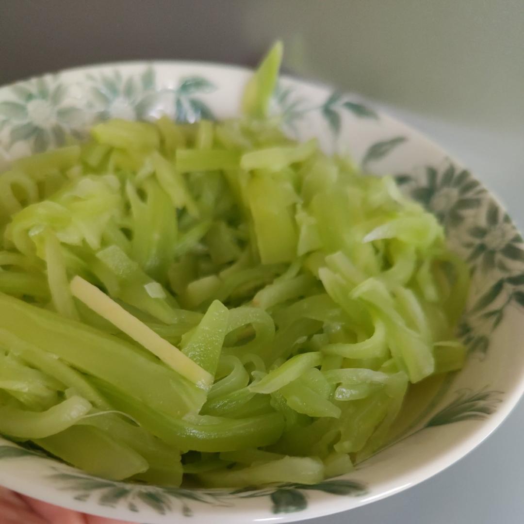 厨师长教你：夏日开胃小菜“凉拌莴笋丝”的家常做法，简单易学赶紧收藏吧