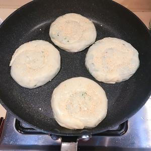 最简单面食—椒盐葱油饼的做法 步骤18