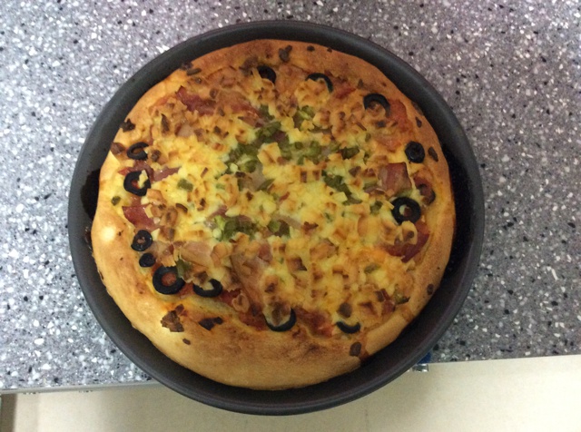 薄饼脆皮火腿pizza
