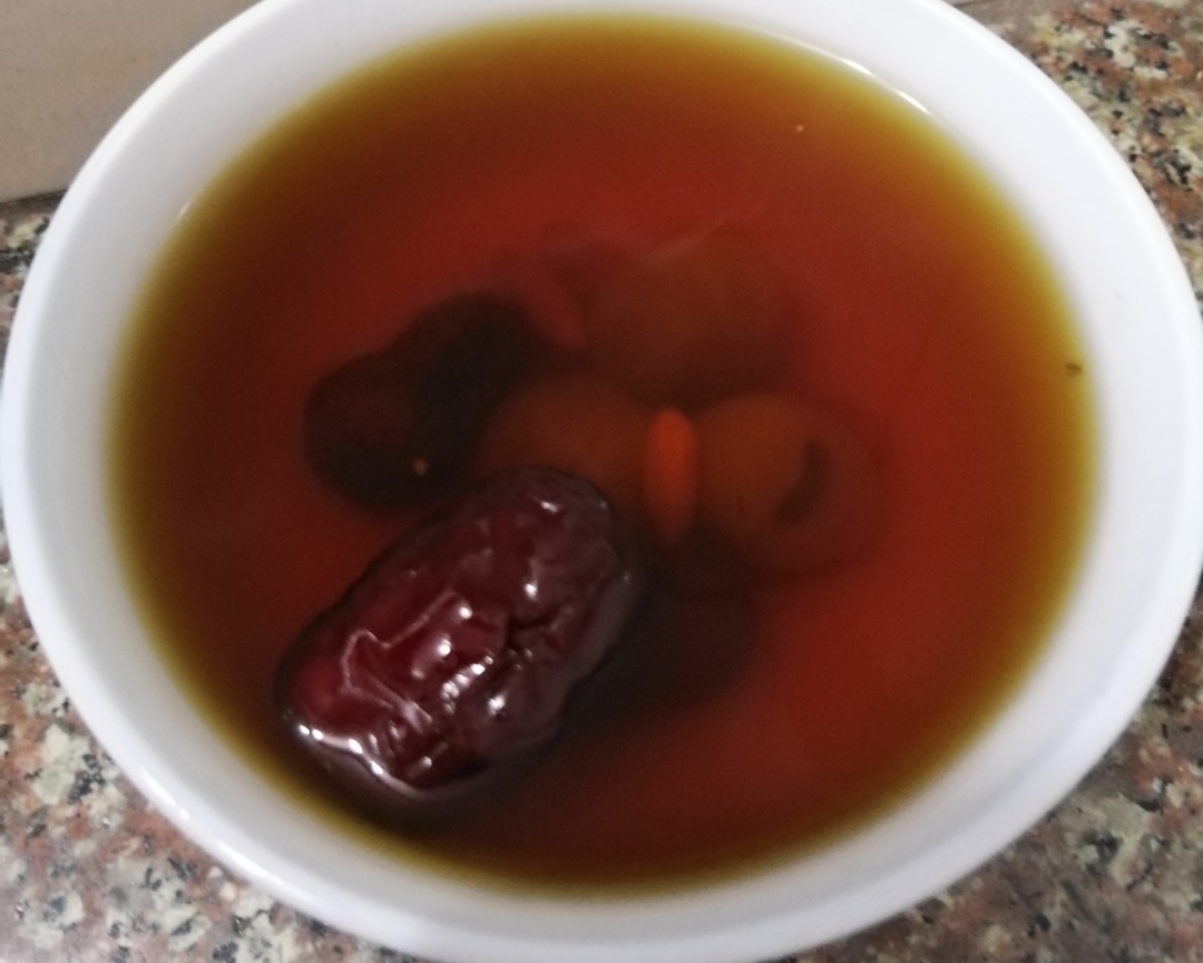 桂圆红枣枸杞汤的做法