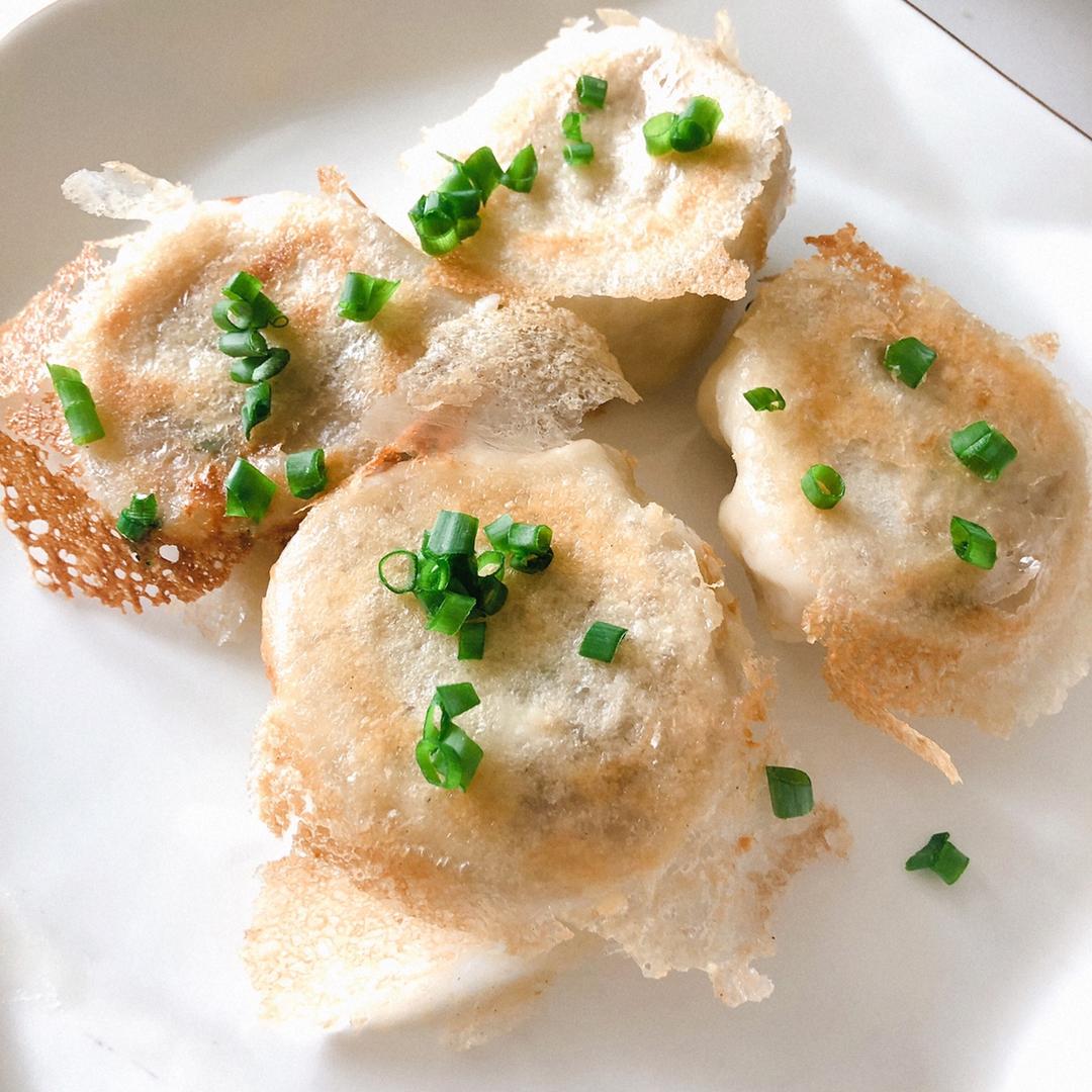 天门特色小吃两面金黄的煮包子