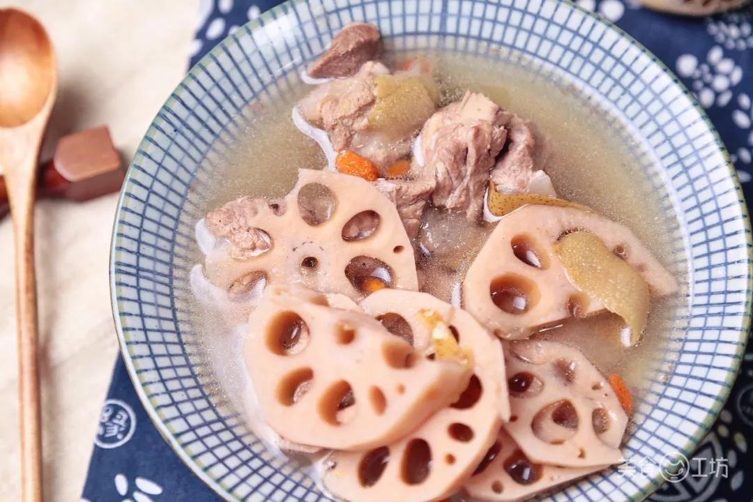 莲藕梨香排骨汤-中秋喝完汤补补的做法