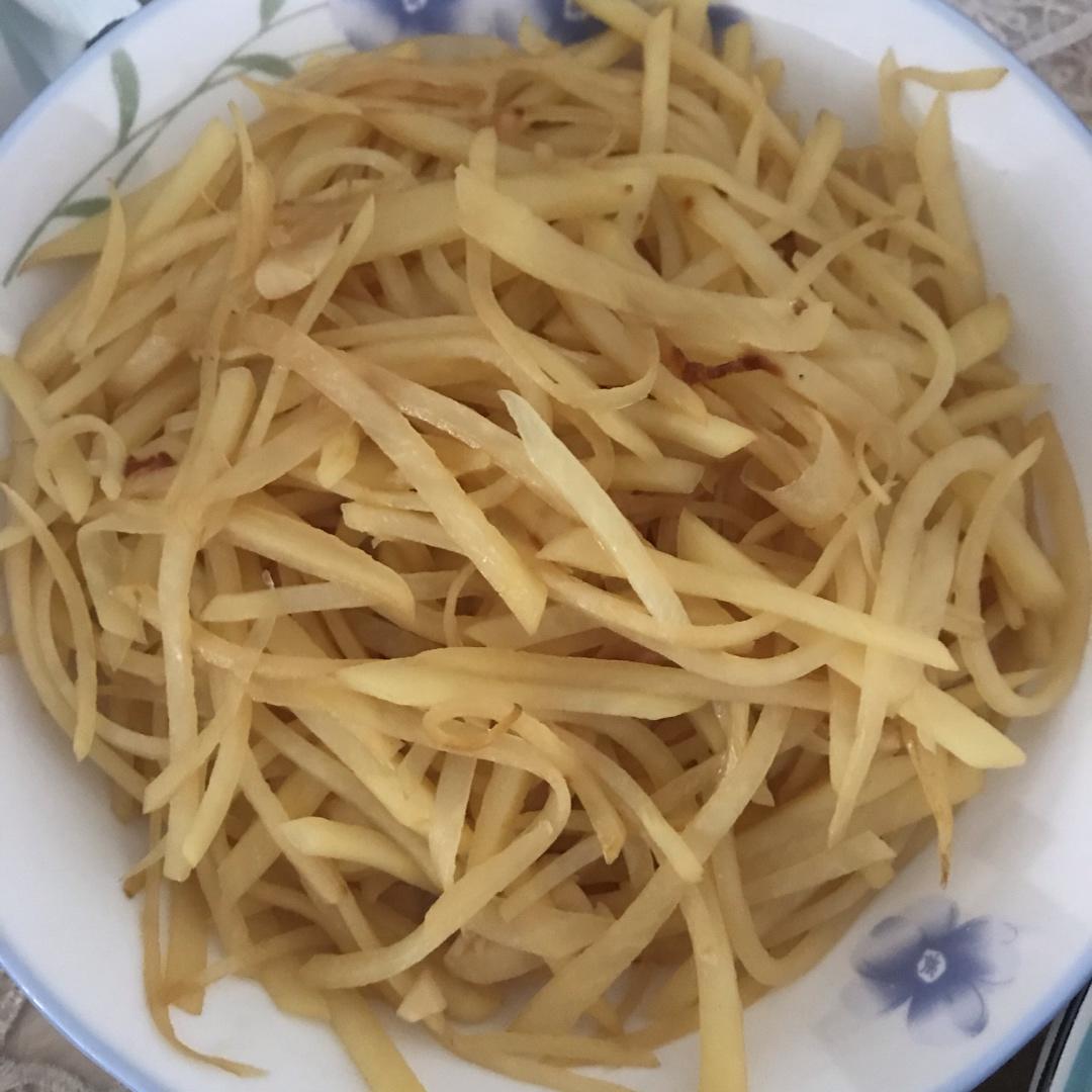 酸辣土豆丝的正宗做法，学会这三个技巧，土豆丝脆爽又下饭