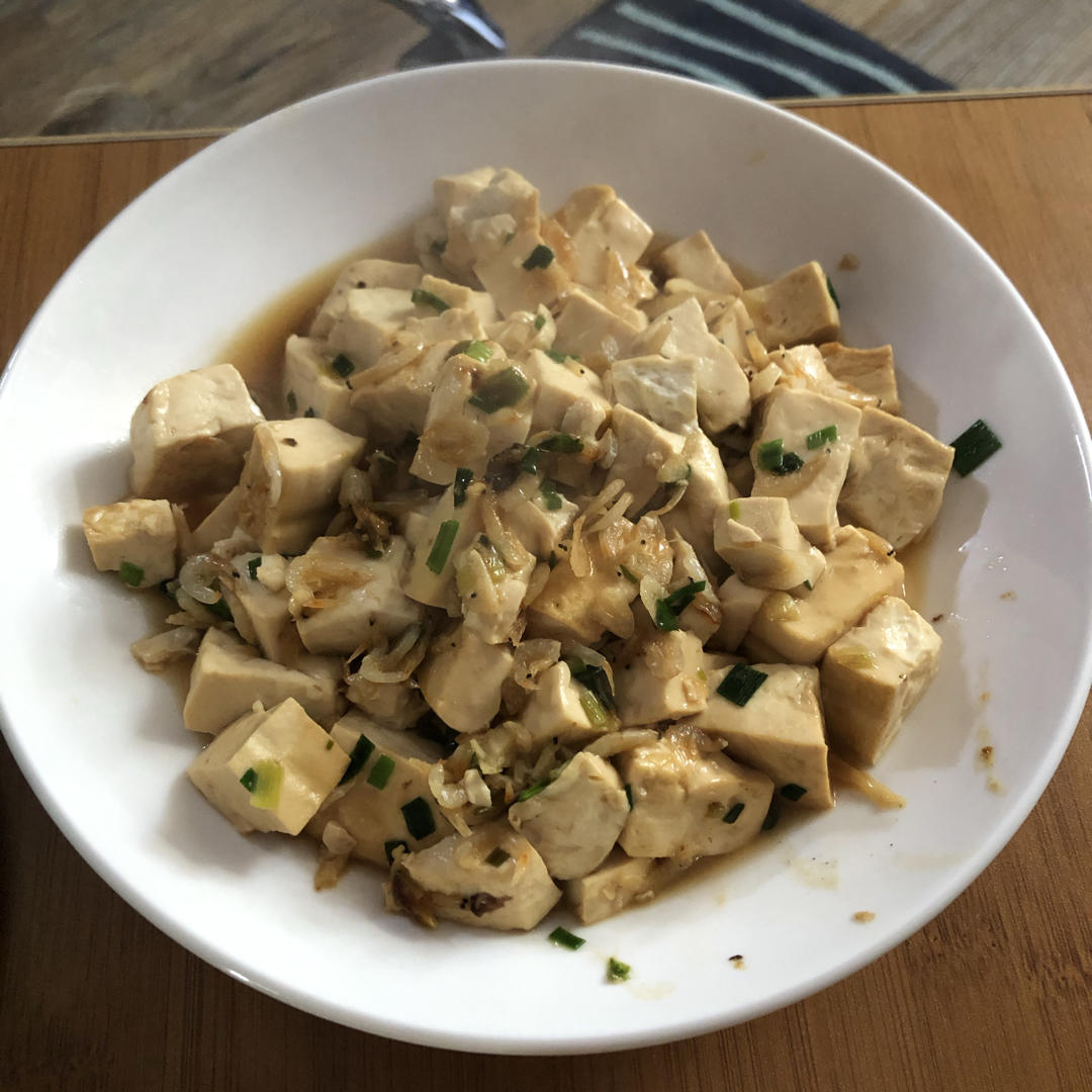 不放肉也超下饭的葱焖豆腐