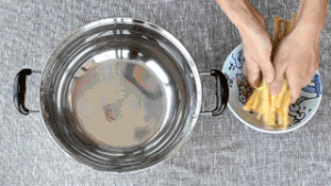 凉拌豆笋的做法 步骤2