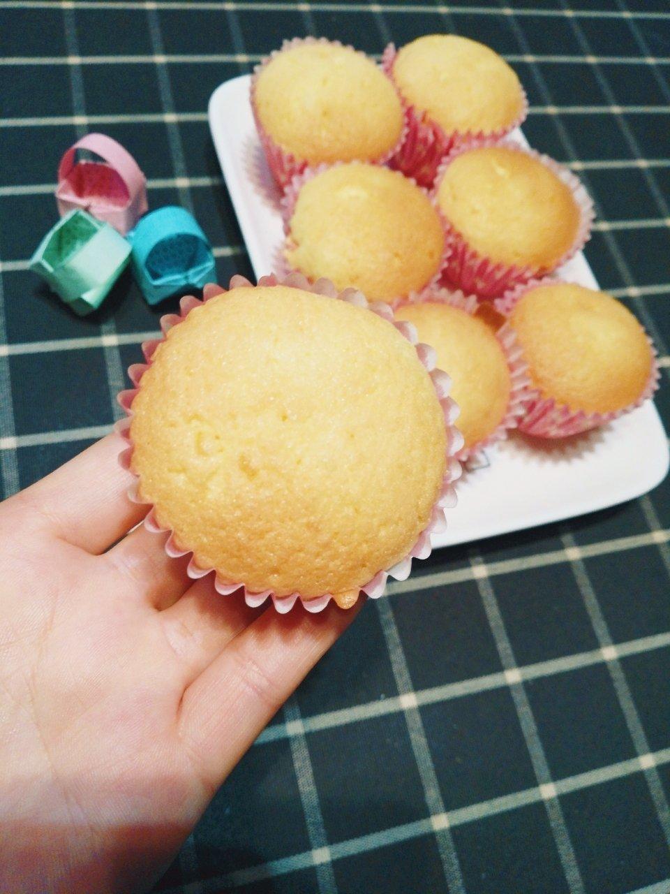 茜儿妹子做的柠香纸杯蛋糕(简易版)