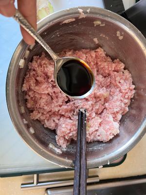 猪肉白菜蒸饺（吃出小时候的味道）的做法 步骤3