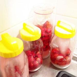糖渍草莓（无火版草莓酱制法）的完美比例（イチゴの砂糖漬け）的做法 步骤4