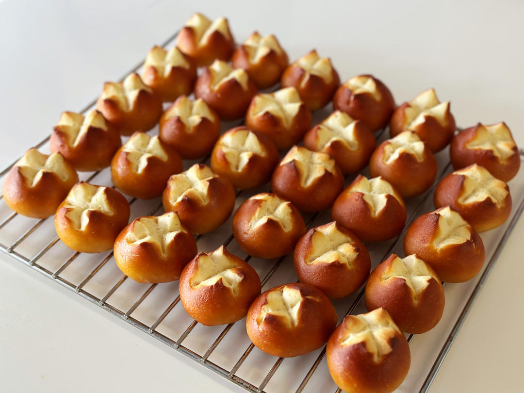 一口一个的奶酪小碱水球