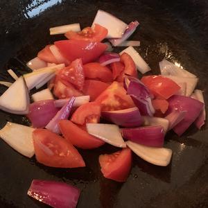 红烩羊肉番茄时蔬的做法 步骤2
