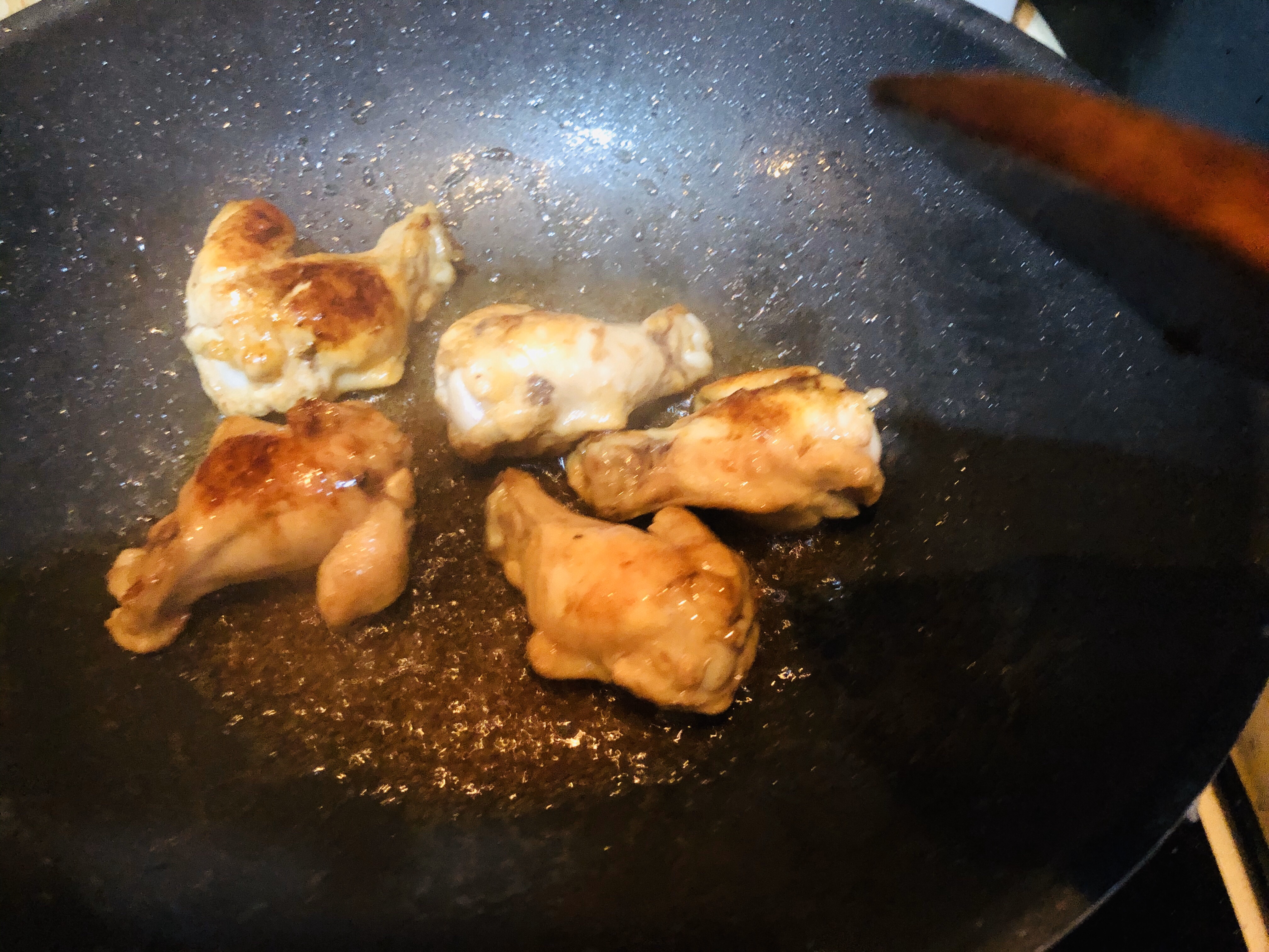 香菇土豆黄焖鸡翅根的做法 步骤4