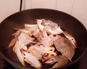 家常版干锅螃蟹的做法 步骤2