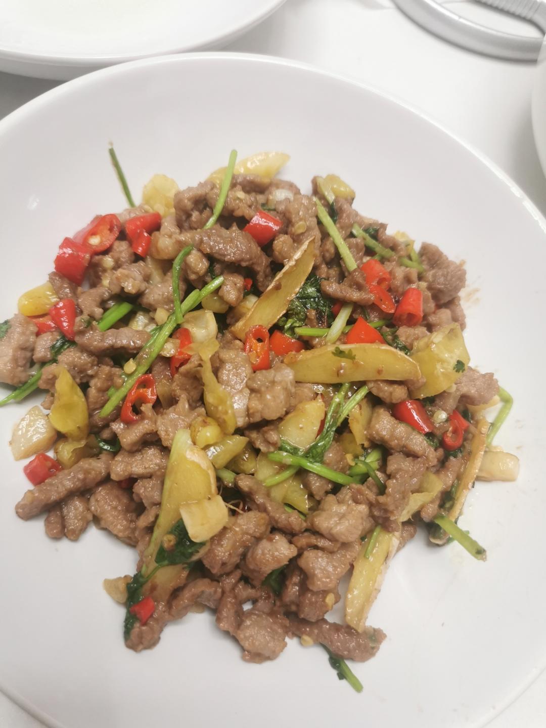 小炒黄牛肉，肉嫩味香！太好吃了简直是米饭杀手！