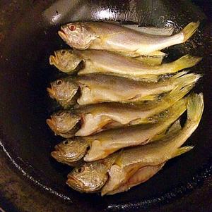 香煎野生小黄花鱼的做法 步骤2