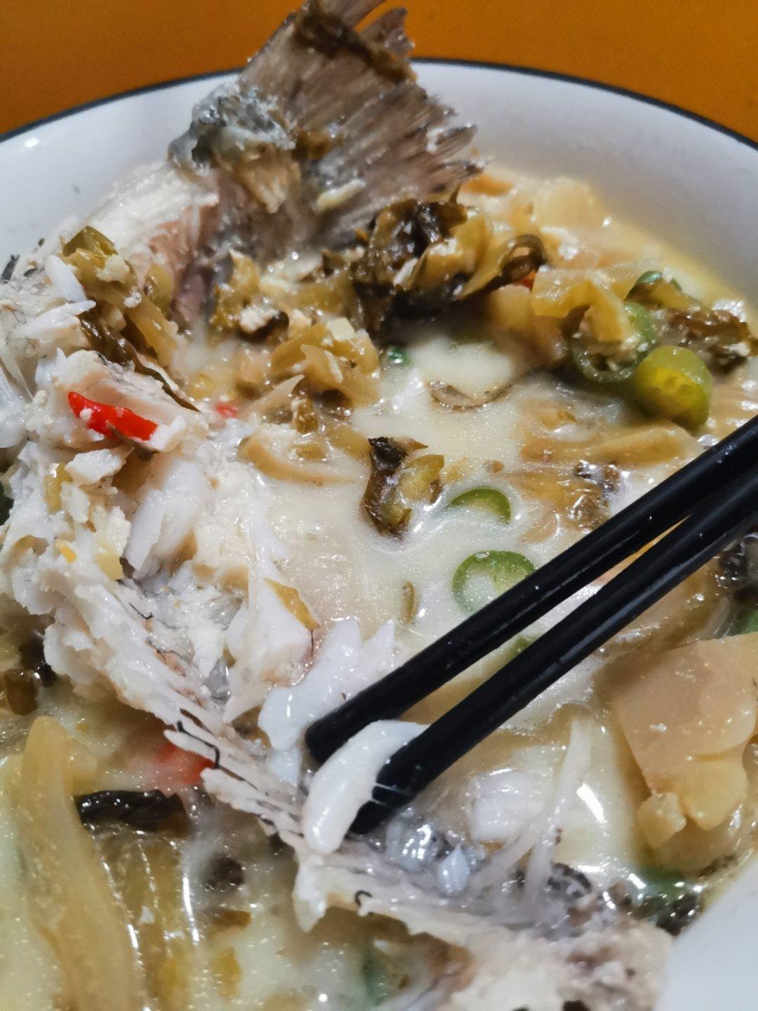 厨师长教你：“葱香鲫鱼”的家常做法，味道鲜美，先收藏起来