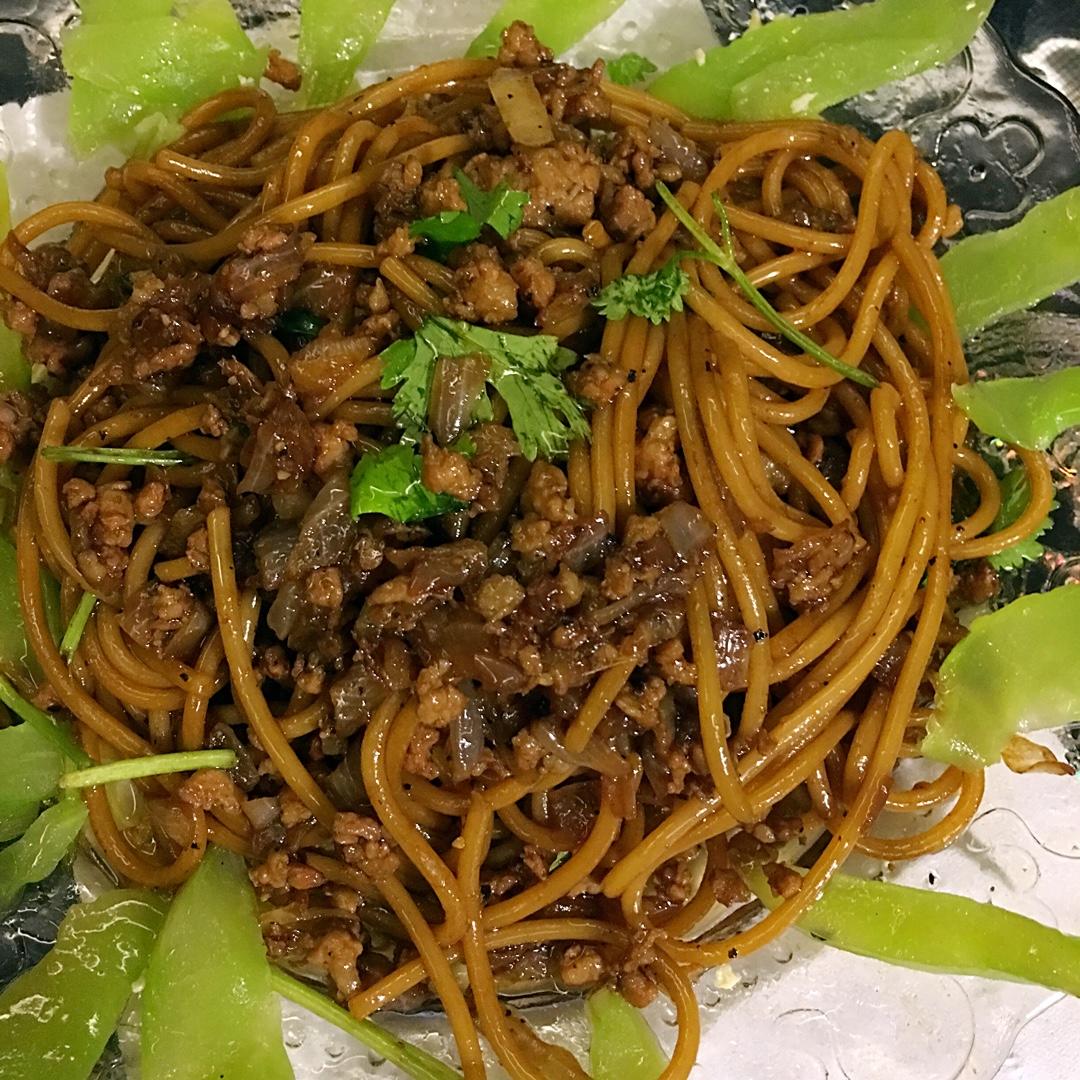 黑椒牛柳炒意面