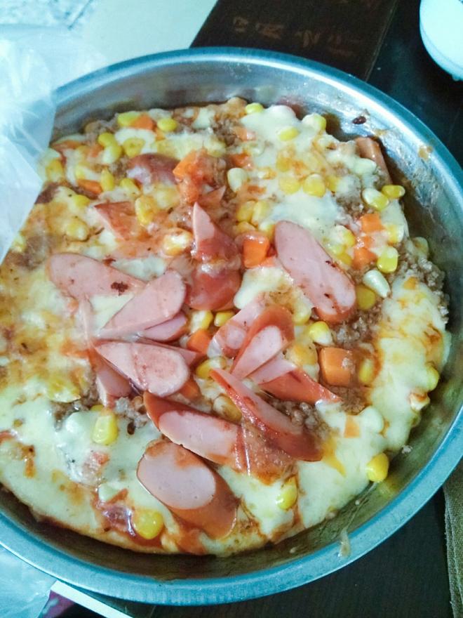 火腿肠+碎猪肉+玉米胡萝卜+芝士披萨的做法