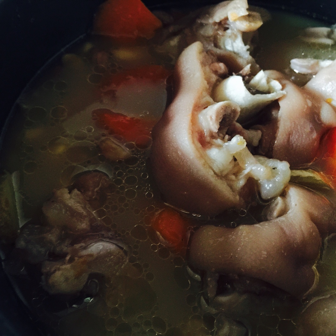 黄豆花生猪脚汤