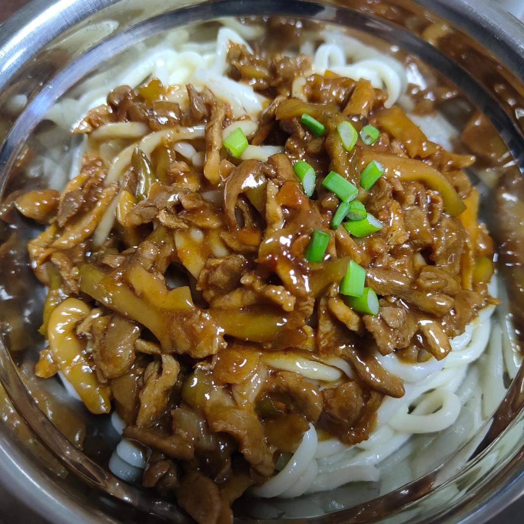 教你在家也可以做的榨菜肉丝面，香辣开胃，面条好吃到连汤都不剩