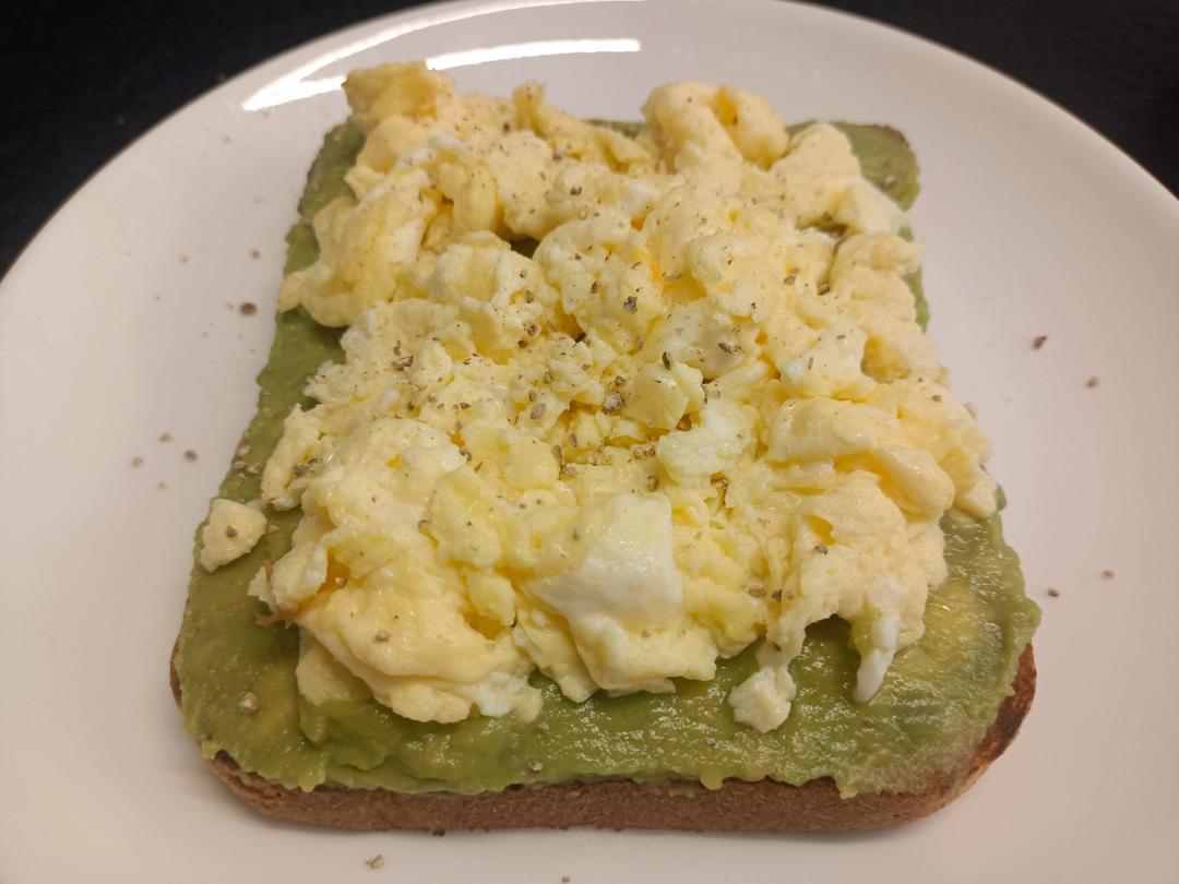 吃完还想再来一份的低卡健身餐，无油版牛油果金枪鱼厚烧蛋全麦吐司