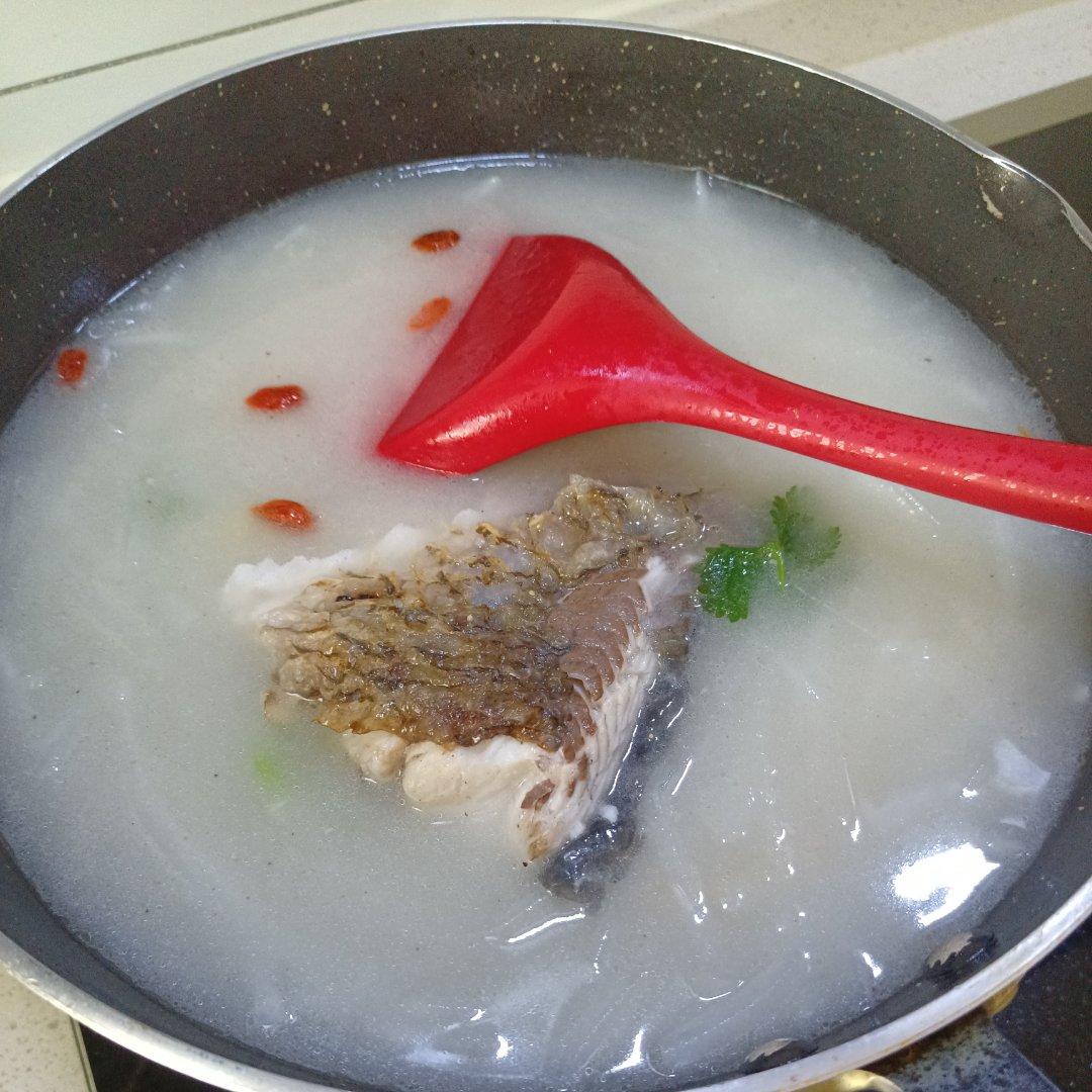 鲫鱼萝卜汤【10月北鼎珐琅锅食谱】