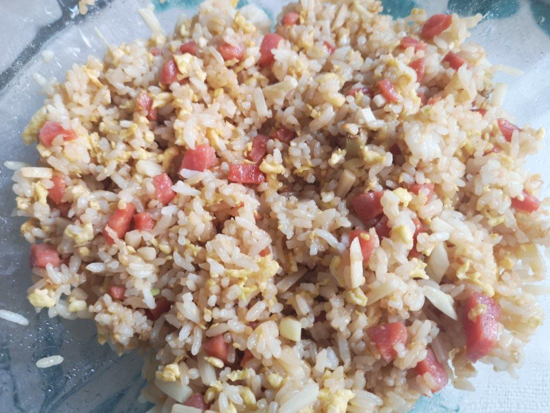 厨师长教你：“酱油炒饭”的家常做法，里面满满的小技巧，很受用