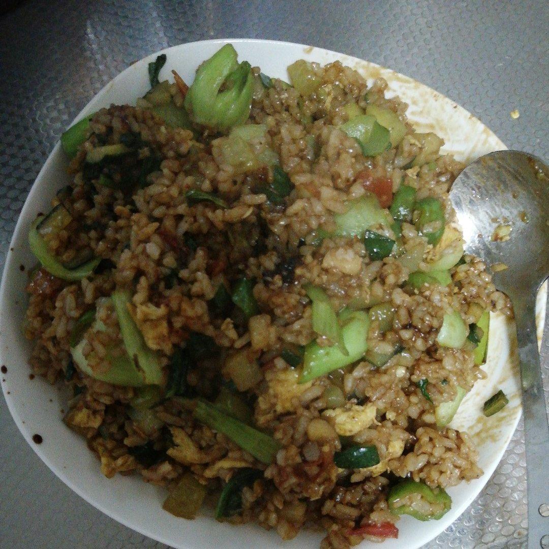 比饭店好吃的酱油炒饭~（很简单！）