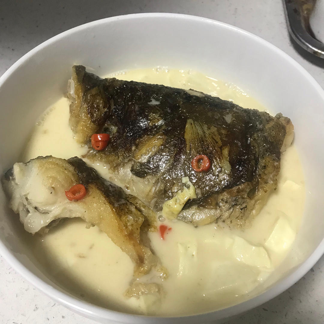 鱼头汤（鱼头豆腐时蔬汤、味鲜汤白有窍门)