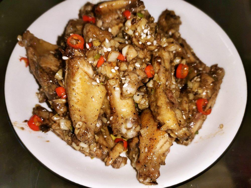 蒜香浓郁，鲜嫩多汁的蒜香鸡翅