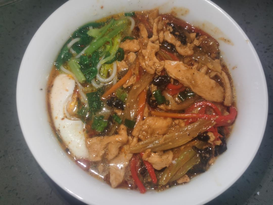 主食/炒菜：鱼香鸡肉丝盖浇面（低糖版）