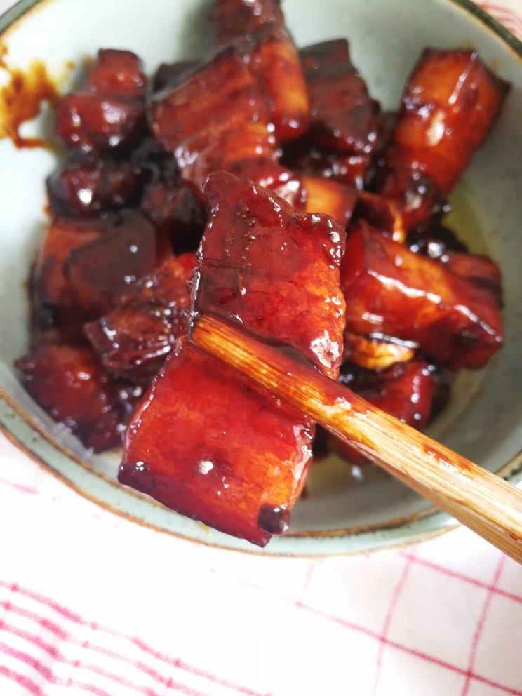 吃着碗里望着锅里的红烧肉