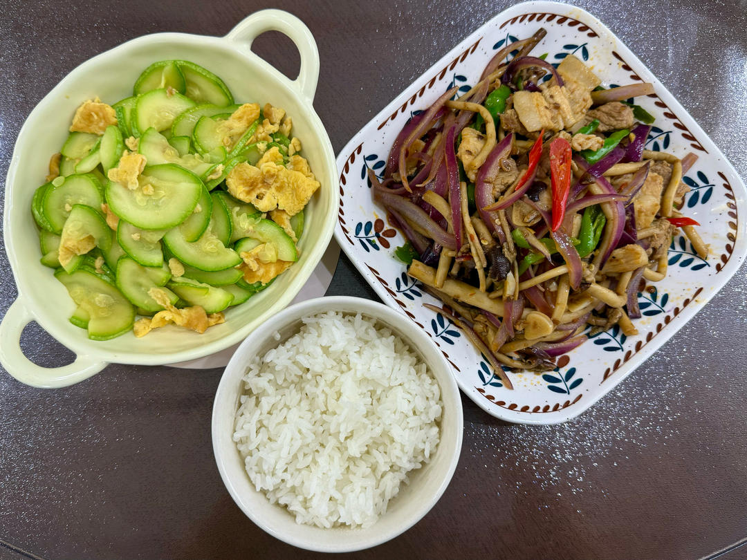 五花肉干锅茶树菇