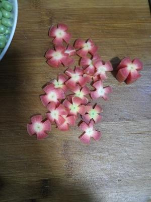春暖花开---豌豆米炒胡萝卜花的做法 步骤3
