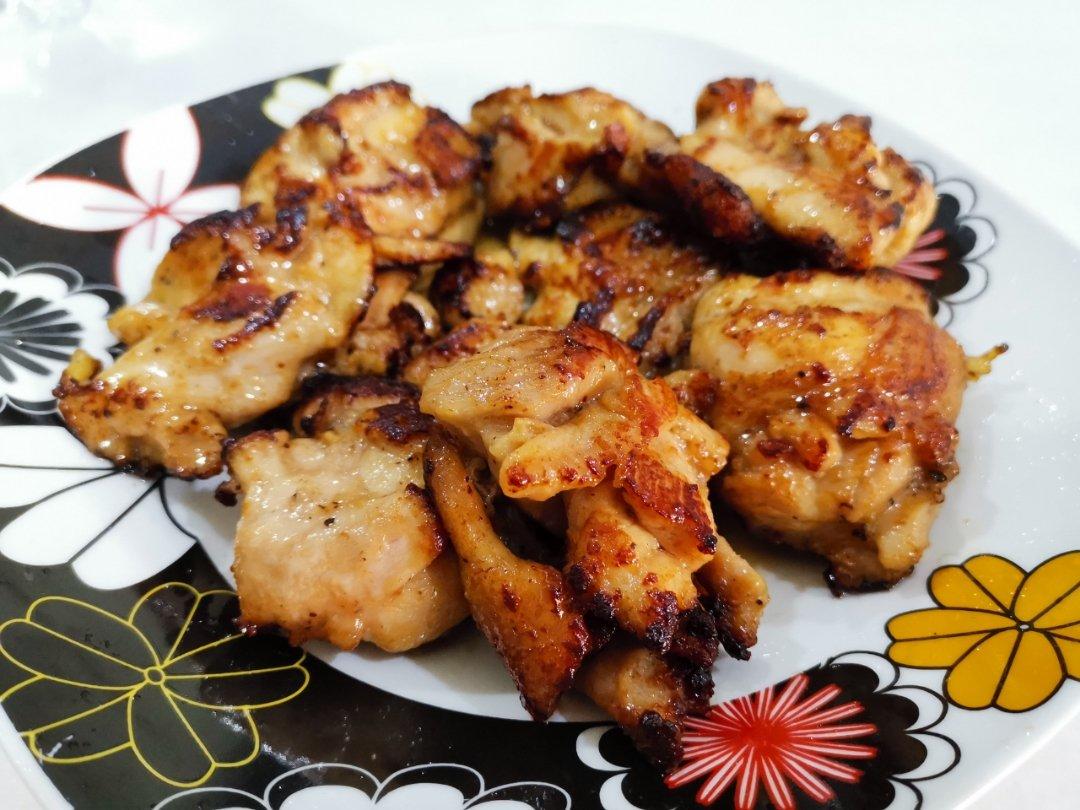 香煎鲜嫩多汁的黑椒鸡胸肉