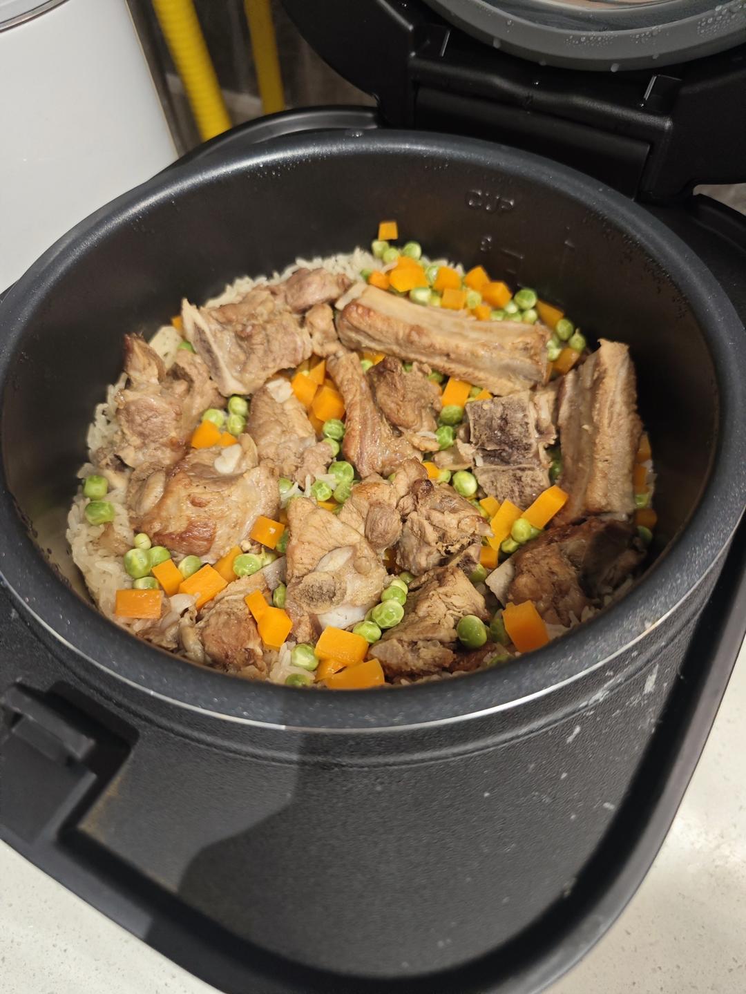 【排骨焖饭】