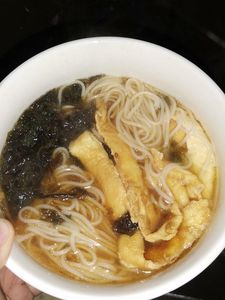 汤鲜味美～比泡面还要好吃的紫菜鸡蛋面