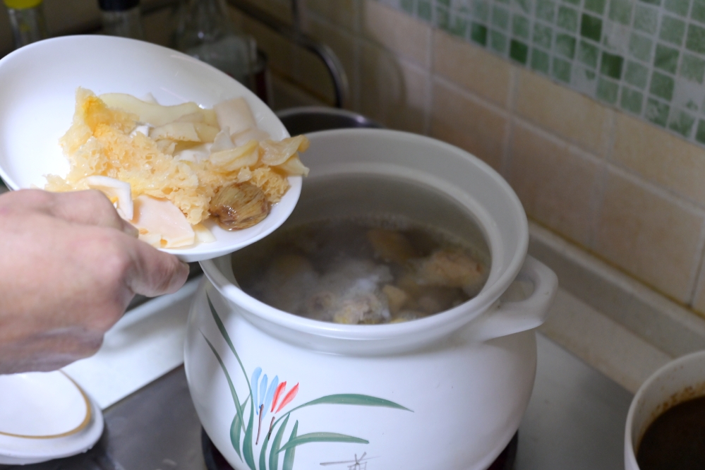 花胶螺片炖鸡汤的做法 步骤3