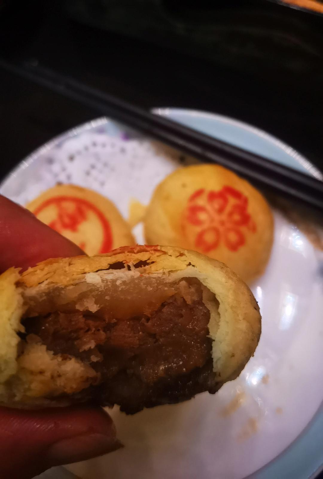 快到中秋了，最爱现烤现吃榨菜鲜肉月饼，酥皮又薄又脆、肉馅大，榨菜分明可见，好方子一起分享～