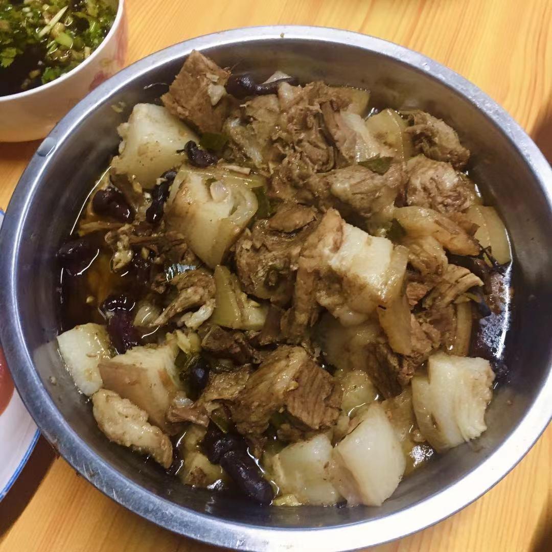 五花肉焖土豆                                         过年焖肉加点土豆吧