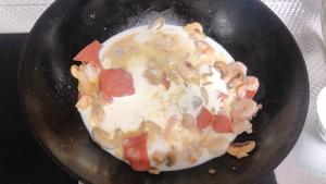 奶油蘑菇培根虾仁意面的做法 步骤10