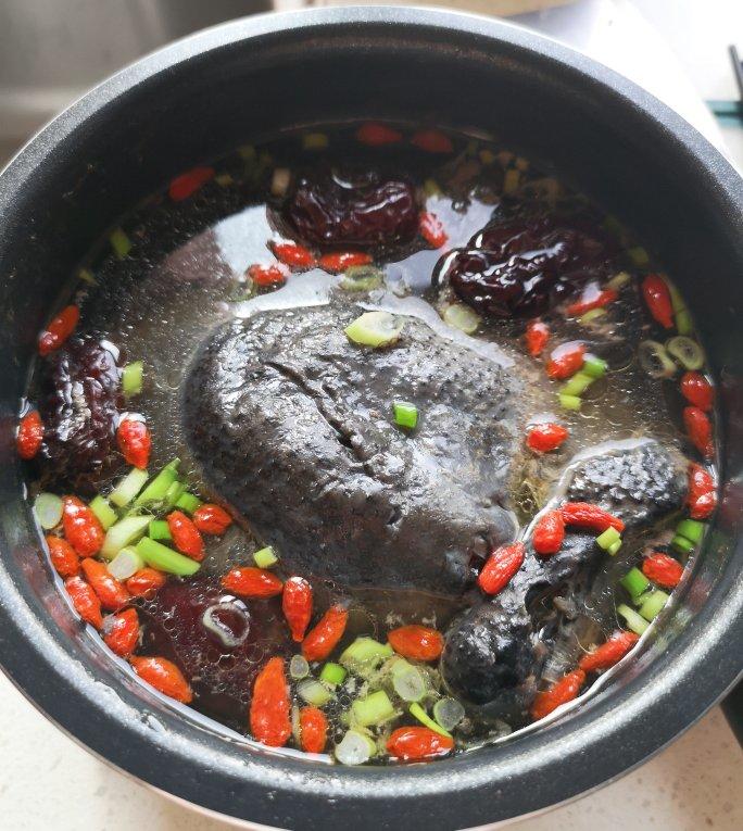 乌鸡汤(红枣、枸杞、没用一滴油、汤鲜肉烂)