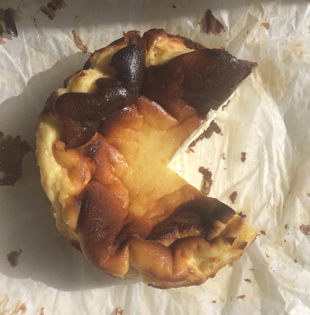 低糖版的网红巴斯克奶酪蛋糕(Basque Burnt Cheesecake) --- 消耗谈奶油和奶油奶酪