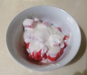 夏日甜品—西瓜酸奶冰淇淋的做法 步骤3