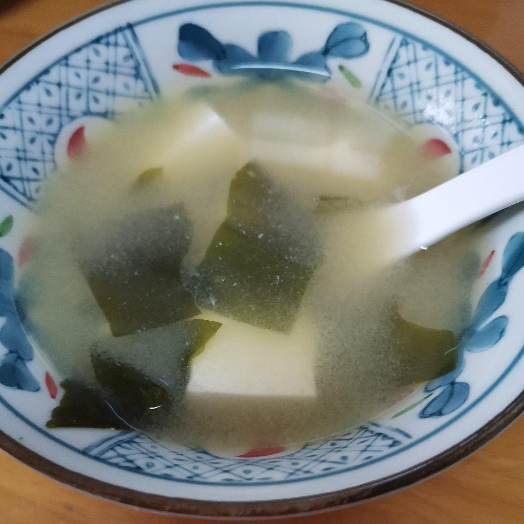 豆腐裙带菜味噌汤