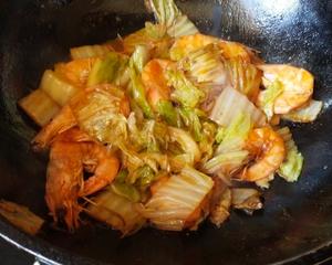 〈大虾烧白菜〉，欣小厨 😉的做法 步骤7