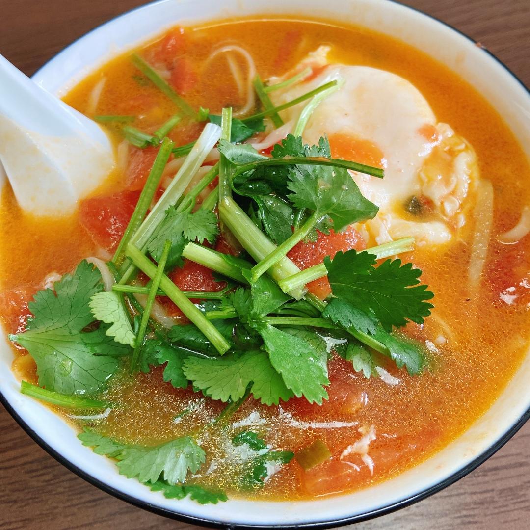 包子姑姑做的最家常的普通汤面——西红柿鸡蛋龙须面