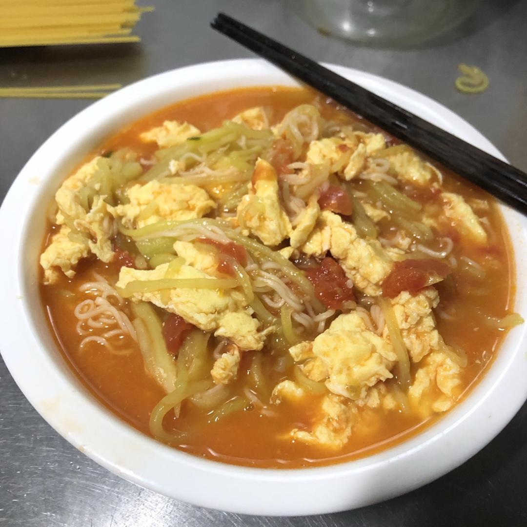 番茄黄瓜鸡蛋面