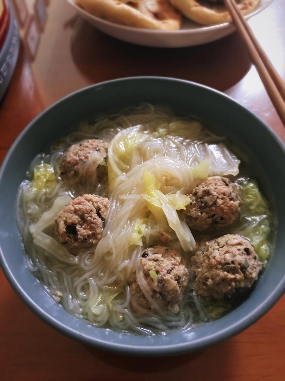 白菜丸子粉丝汤